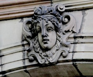 Femme coiffée à l'antique