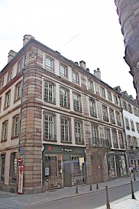 Façades vers la rue des Serruriers et la rue de l'Épine