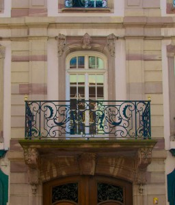 Détail de la façade, avec balcon