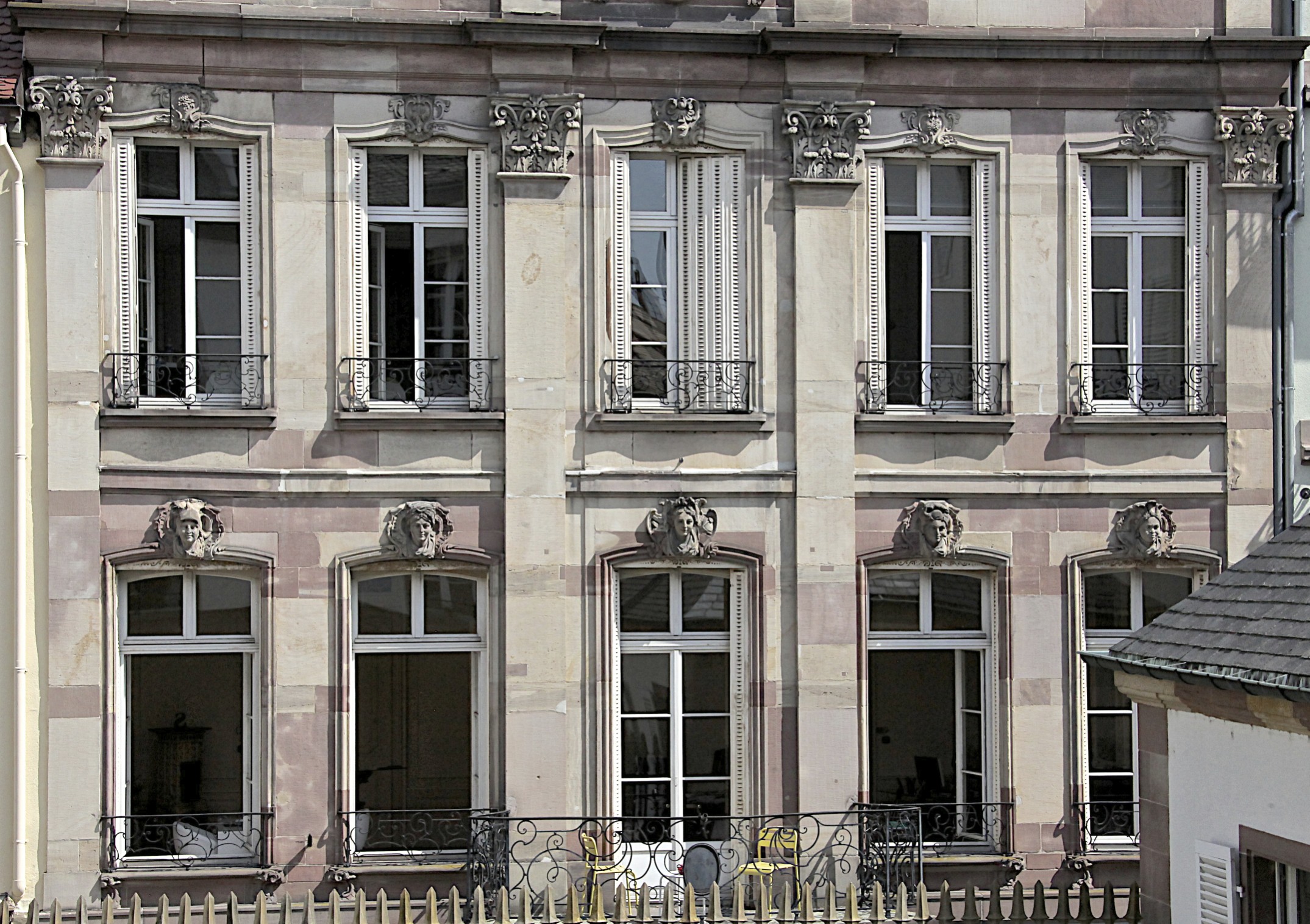 Vue partielle de la façade